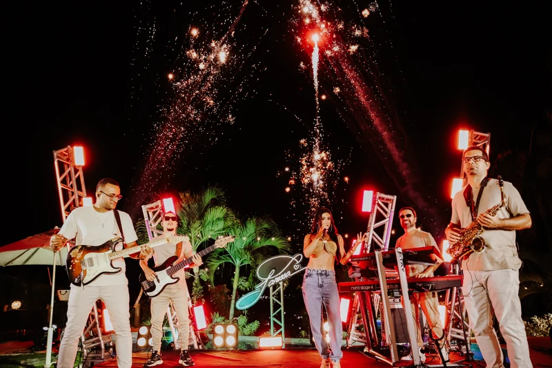 Larissa e sua banda na gravação, em foto publicada pelo Portal Leo Dias.